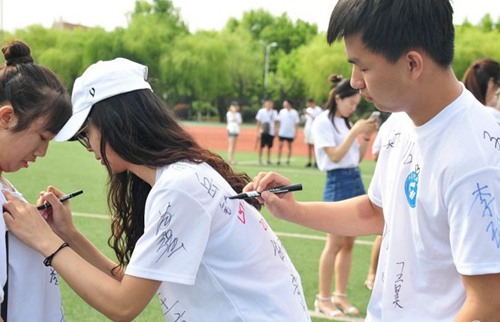 青島高校舉行畢業(yè)典禮，文化衫留言成風(fēng)景線